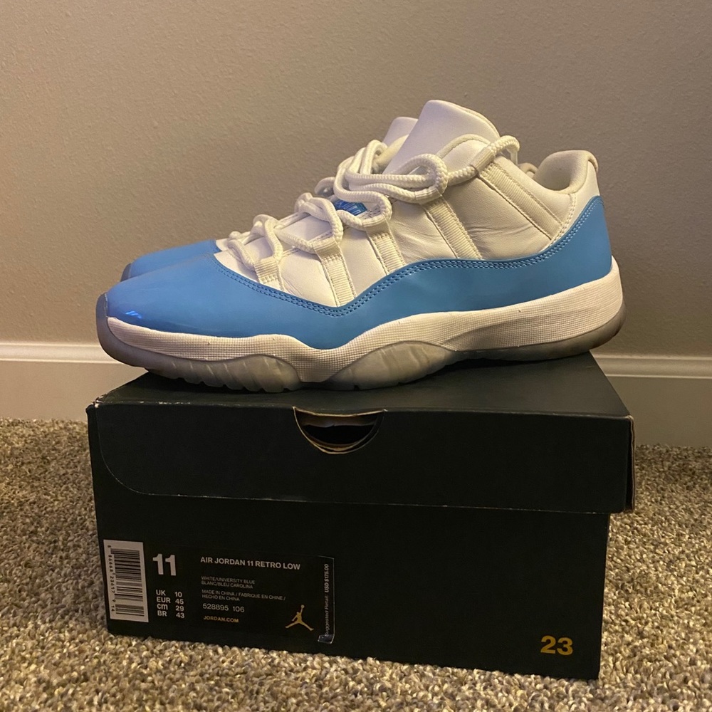 JORDAN 11 LOW (CAROLINA)